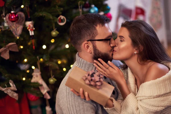 Casal adulto com presente sobre a árvore de Natal — Fotografia de Stock