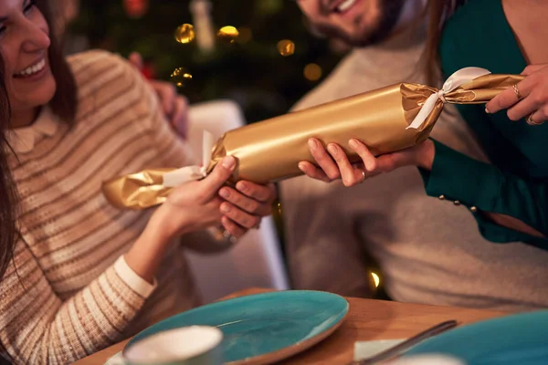 Baráti társaság ünnepli a karácsonyt keksszel — Stock Fotó