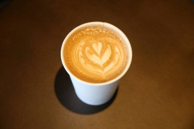 Masada kalbi olan bir fincan kahve.