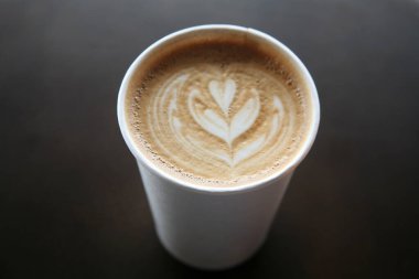 Masada kalbi olan bir fincan kahve.