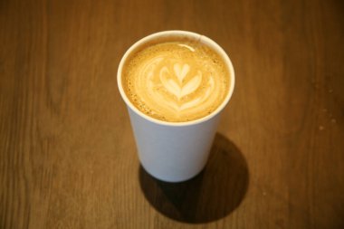 Ahşap masa üzerinde kalp ile kahve