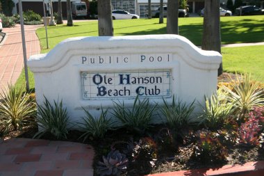 San Clemente, California - ABD - 1 Ocak 2023 Ole Hanson Plaj Kulübü. Halka açık yüzme havuzu. San Clemente California 'daki dinlenme merkezi. Düğün ve Parti Salonu. Çok katlı bina..