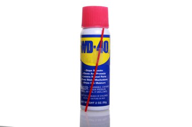 Beyaz arkaplanda izole edilmiş bir kutu WE40 yağlayıcı.