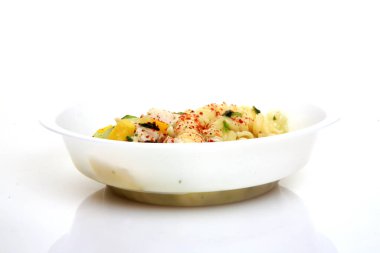 Sebzeli erişte ve beyaz arka planda sos.