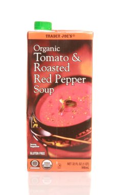 Beyaz arka planda domates ve kavrulmuş kırmızı biber çorbası paketi.