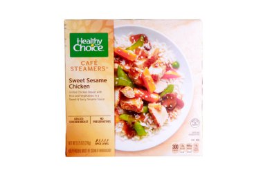 Akşam yemeği için bir kutu susamlı tavuk.