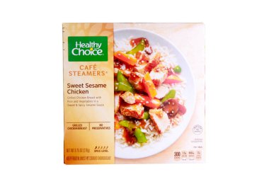 Akşam yemeği için bir kutu susamlı tavuk.