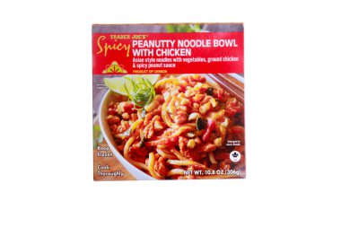 Tavuklu, fıstıklı erişte kasesi.