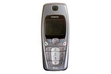 Eski cep telefonu beyaz arkaplanda izole edildi.