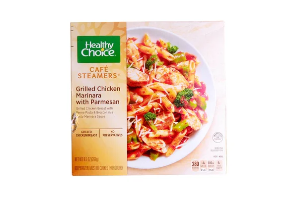 Parmesanlı kızarmış tavuk, beyaz arka planda yemek kutusu.