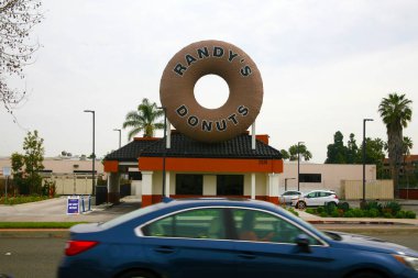 Randy 'nin şehirdeki donut restoranı.