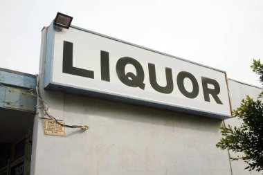 Beyaz arkaplanda likör mağazası tabelası izole