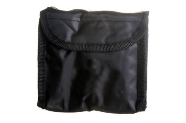 Beyaz arkaplanda izole edilmiş siyah bir zula çantası