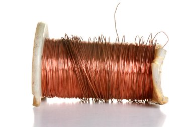 Beyaz arkaplanda bakır tel bobini izole edildi