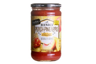 Beyaz arka planda izole edilmiş kavanozda şeftalili ananas sosu.