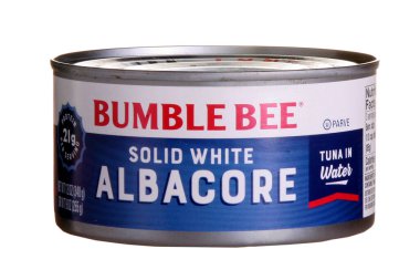 Beyaz arkaplanda izole edilmiş teneke kutu beyaz albacore.