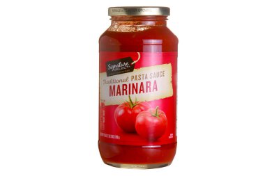 Beyaz arkaplanda izole edilmiş marinara sosu kavanozu..