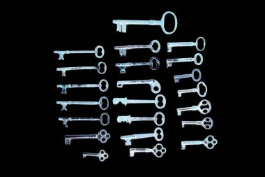 Anahtarlar. Eski iskelet anahtarlar. Bakır veya bronzdan yapılmış klasik anahtarlar. Beyazda izole edilmiş. Kilit ve Dolapların Antik Anahtarları. Antika Anahtar Koleksiyonu. Kalbimin anahtarı. Kilit ve Anahtar. Asma kilit anahtarı. Güvenlik.