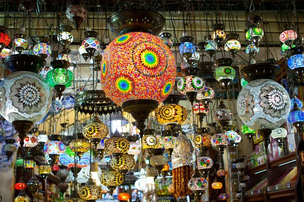 İstanbul mağazasında renkli cam lambalar asmak