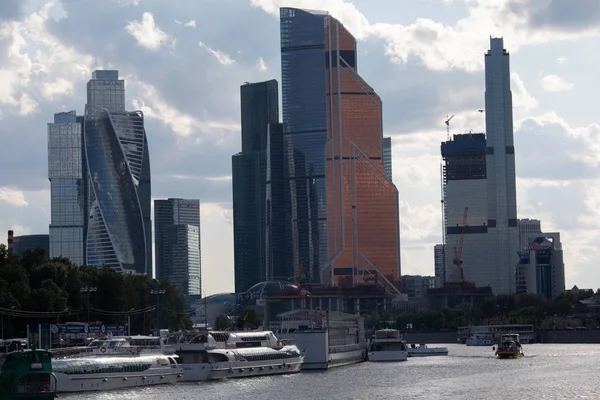 Moskva-nehir iskelesi ve Moskova-City arka planda bulutlar ile güneşli havalarda