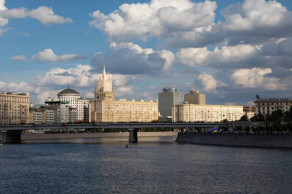 Moskva-nehir Novoarbatsky köprü Arka planda bulutlar ile güneşli havalarda Smolenskaya dolgu