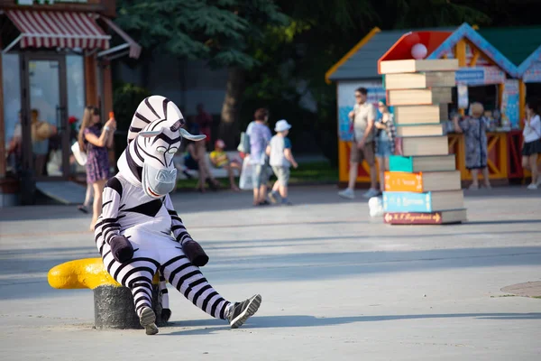 sokakta zebra fantezi elbise yorgun aktör
