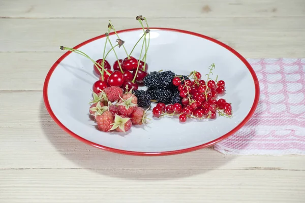 Delicious Ecologically Clean Currant Raspberry Cherry Mulberry Beautifully Placed Plate — Stock Photo, Image