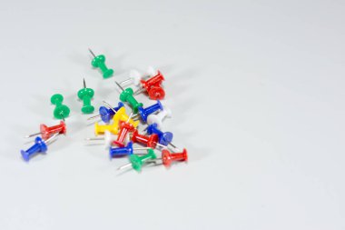 Kırmızı, mavi, sarı, yeşil aramalar beyaz arkaplanda vurgulanır