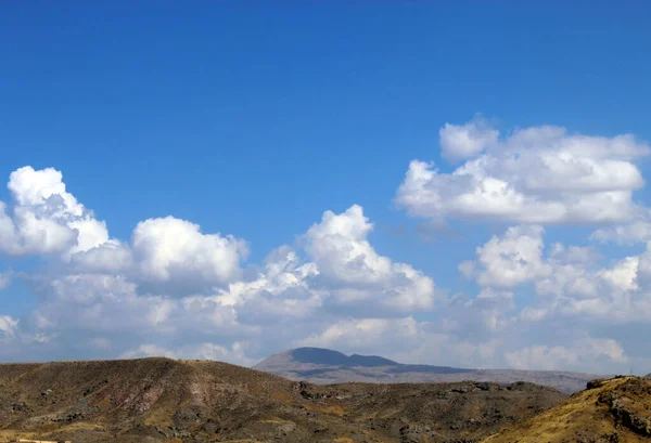 Akşamları Vayots Dağının Tepesinde Beyaz Bulutlar Süzülür — Stok fotoğraf