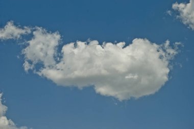 Mavi gökyüzü burada yüzüyor. Güzel beyaz bir bulut.