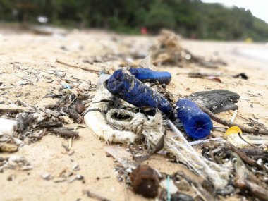 Kirliliğini ve çöplükte sahilde, plastik atık deniz