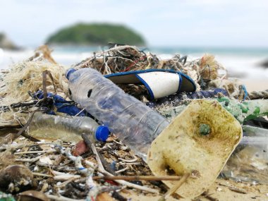 Kirliliğini ve çöplükte sahilde, plastik atık deniz