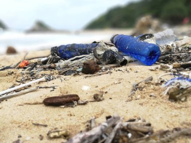 Kirliliğini ve çöplükte sahilde, plastik atık deniz