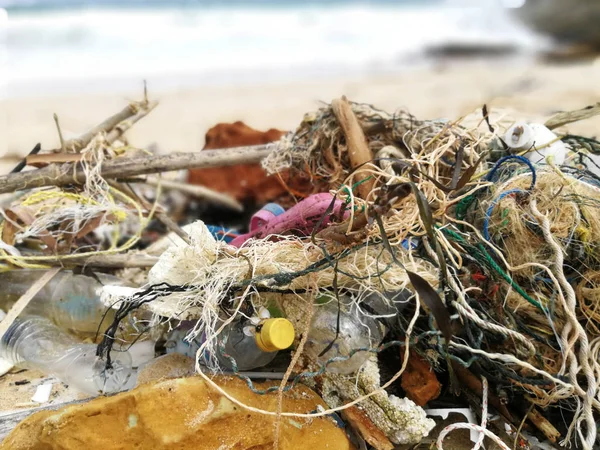 Kirliliğini ve çöplükte sahilde, plastik atık deniz