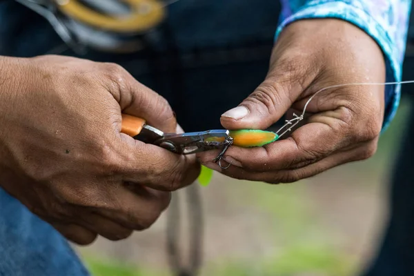 Рыбак Привязывает Рыболовный Крючок Приманке Резинового Червя — стоковое фото
