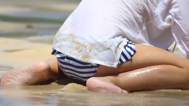 Glücklicher Junge Spielt Sand Strand — Stockvideo