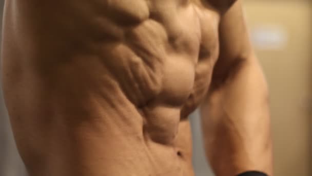 腹部の筋肉のトレーニングをしているアジアの男性 — ストック動画