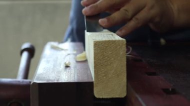 Çalışma tezgahındaki ahşap şişeler