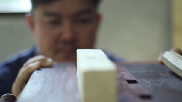 Munkapad Egy Asztal Amelyet Favágók Munkadarabok Tárolására Használnak — Stock videók