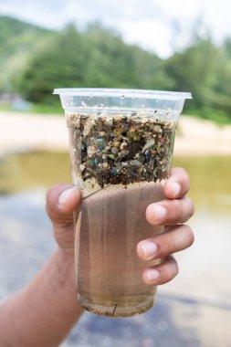 Mikroplastikler çevreyi kirleten çok küçük plastik parçalarıdır..