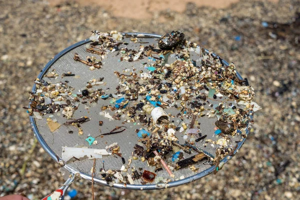 Mikroplastikler çevreyi kirleten çok küçük plastik parçalarıdır..