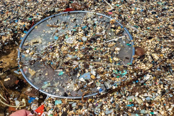 Mikroplastikler çevreyi kirleten çok küçük plastik parçalarıdır..