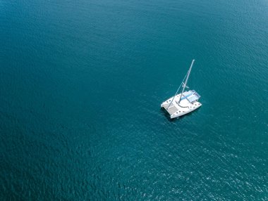 İnsansız hava aracı, Andaman denizine demirlemiş katamaran yelkenlilerinin yüksek açılı görüntüsünü yakalıyor..