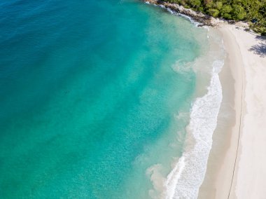 Deniz suyu, insanların Covid 19 sırasında suda oynamasını yasaklayan ölçümlerden temizlendi.