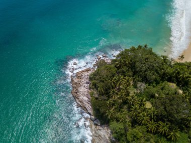 Phuket 'in sessiz kumsalının ucundaki berrak mavi su..