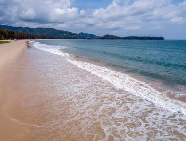 Sakin kumlu sahil Phuket 'in batısına kadar uzanıyor..