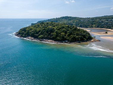 Kuzey Phuket, Andaman Denizi 'ndeki küçük bir adanın yüksek açılı insansız hava aracı görüntüsü..