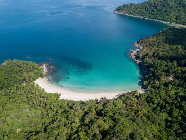 Phuket 'in batı kıyısındaki dağlarda saklı el değmemiş ve bozulmamış bir kumsalı ortaya çıkaran bir dronun hava görüntüsü..