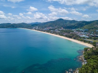İnsansız hava aracının kuş bakışı görüntüsü Karon Sahili 'nin güzelliğini yakalar. Derin mavi sulara ve ince beyaz kumlara kadar uzanır..