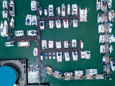 Phuket 'in doğu tarafındaki insansız hava aracının yüksek açılı görüntüsü.